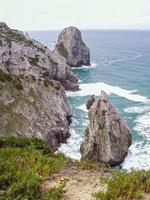 spiaggia, scogliera e mare foto