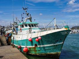 peschereccio nel porto di cherbourg in francia foto