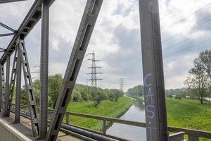 ponte, canale, traliccio dell'alta tensione per l'alimentazione foto