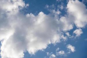nuvole bianche con cielo blu foto