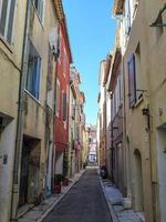 strada stretta con case in italia foto