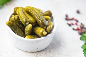 cetriolini cetrioli sottaceto salato pasto vegetale spuntino sul tavolo foto