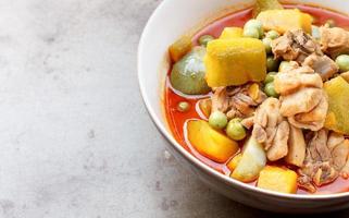 cibo tailandese - pollo al curry caldo con zucca