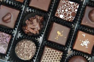scatola di varie praline al cioccolato
