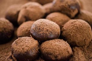 brigadeiro gourmet ricoperto di cacao in polvere foto