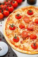 pizza vegetariana con pomodorini