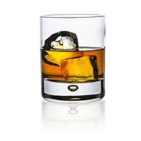 bicchiere di whisky isolato su bianco foto