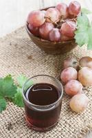 succo di uva rossa refrigerato con uva rossa fresca foto