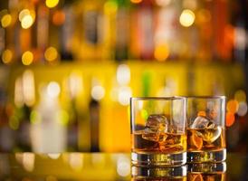 bevande al whisky sul bancone del bar foto
