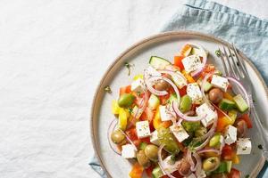 parte dell'insalata del villaggio greco horiatiki, cibo mediterraneo vegetariano. copia spazio foto