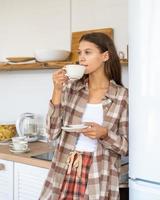 donna in cucina con caffè, routine mattutina, autoriflessione. social media e disintossicazione digitale foto