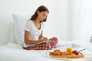 pagine mattutine, abitudine di diario del flusso di coscienza, come prima cosa ogni mattina su base giornaliera. foto