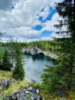 foresta maestosa e lago pittoresco, ambiente scenico settentrionale della Carelia foto