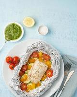 pranzo al sacco con pesce bianco. filetto di merluzzo al forno, lucioperca con verdure foto