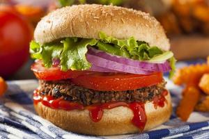 hamburger di quinoa vegetariano sano fatto in casa con lattuga