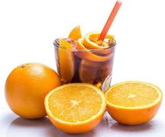 cocktail freddo con frutta d'arancia foto