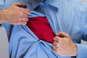 l'uomo sta aprendo la camicia foto