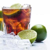 cocktail fresco con cola e lime foto