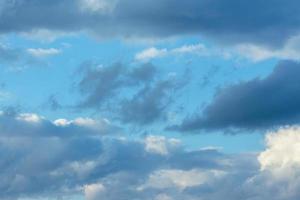 belle nuvole nel cielo blu foto