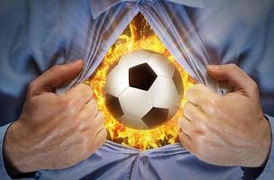 pallone da calcio in fiamme dietro una maglietta foto