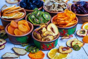 organico sano assortito mix di frutta secca da vicino. snack a base di frutta secca. mele secche, mango, feijoa, albicocche secche, prugne secche vista dall'alto foto