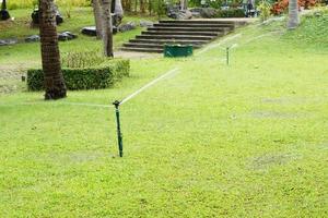 l'erba del parco viene trattata con acqua. foto