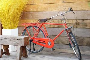 sfondo di legno di bicicletta rossa per la fotografia foto
