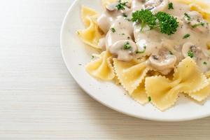 farfalle con salsa di panna bianca ai funghi foto