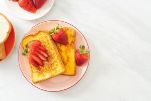 toast alla francese con fragole fresche foto