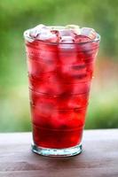 bicchiere pieno d'acqua e succo di frutta con ghiaccio foto