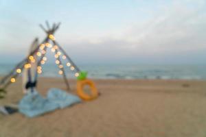 sfocatura astratta cortile campeggio sulla spiaggia per lo sfondo foto