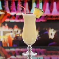 pina colada cocktail in un bar