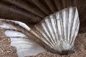 Aldeburgh, Suffolk, Regno Unito, 2010. maggi che martella la capesante 2003 scultura sulla spiaggia foto