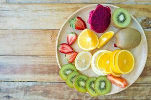 i frutti dell'amante della salute frutta sana e assistenza sanitaria per mangiare cibo sano. alla pelle. il frutto è posto in una bella tavola, mela albicocca foto