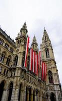 municipio storico verticale in stile gotico a vienna austria, europa foto