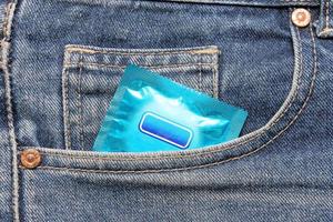 preservativi in confezione in jeans. foto