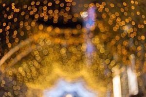 luci bokeh blu e gialle per feste di natale e capodanno. foto