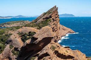 roccia massiccia a metà in un campo foto