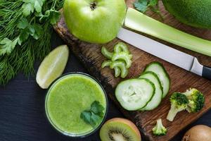 frullato verde e ingredienti - avocado, mela, cetriolo, kiwi, limone