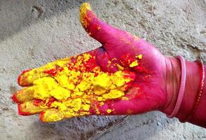 mani femminili che tengono polvere di colore secca foto