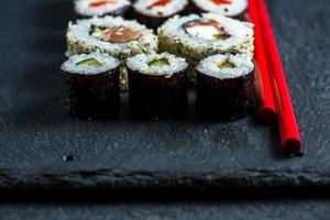 sushi giapponese con le bacchette foto