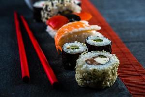 selezione di sushi con le bacchette dall'alto foto