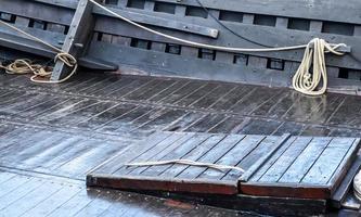 primo piano dettagliato dettaglio di corde e cordame nel sartiame di una vecchia barca a vela vintage in legno foto