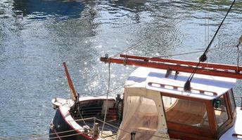 primo piano dettagliato dettaglio di corde e cordame nel sartiame di una vecchia barca a vela vintage in legno foto