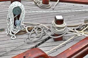 primo piano dettagliato dettaglio di corde e cordame nel sartiame di una vecchia barca a vela vintage in legno foto
