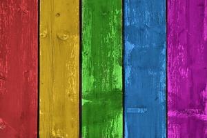 sfondo di legno colorato arcobaleno stagionato. trama con spazio di copia. foto