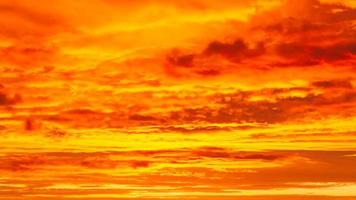 la trama del cloudscape con un cielo arancione. cielo all'alba con nuvole arancioni. foto