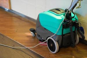 macchina per la pulizia che lavora sul pavimento. foto