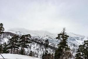coperto di neve montagna del Caucaso foto