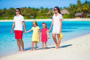 felice bella famiglia sulla spiaggia bianca durante le vacanze estive foto